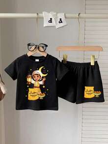 SHEIN Playful Pals 2件套男婴/中性婴幼儿休闲新月字母印花黑色短袖圆领T恤和配套黑色针织短裤套装，适合0-3岁，春夏日常穿着，户外居家休闲皆宜，基础款，时尚百搭，阿拉伯风格，可爱婴幼儿套装 - 彩色 - 查看 1