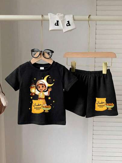 SHEIN Playful Pals 2 st babypojke/unisex spädbarn småbarn 0-3 år casual halvmåne- och bokstavstryck svart kortärmad t-shirt med rund hals och matchande svarta stickade shorts set, lämplig för vår/sommar, vardag, utomhus, heminredning, grundläggande, moderiktig, arabisk stil, söt spädbarns-/småbarnsoutfit