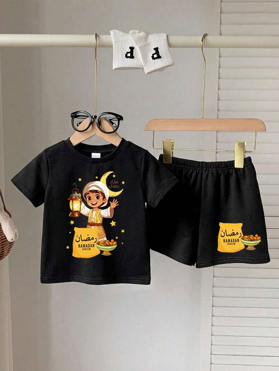 SHEIN Playful Pals 2件套男婴/中性婴幼儿休闲新月字母印花黑色短袖圆领T恤和配套黑色针织短裤套装，适合0-3岁，春夏日常穿着，户外居家休闲皆宜，基础款，时尚百搭，阿拉伯风格，可爱婴幼儿套装 - 彩色 - 查看 1