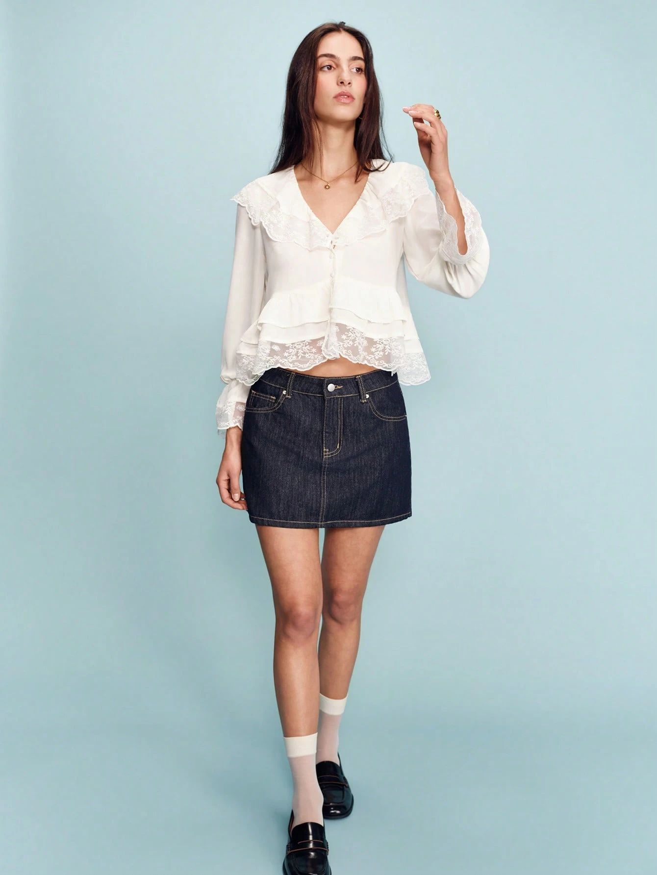 Camicetta romantica in chiffon bianco con scollo a V in pizzo arricciato, bottoni davanti e maniche a sbuffo, stile femminile primaverile-estivo, stile francese parigino