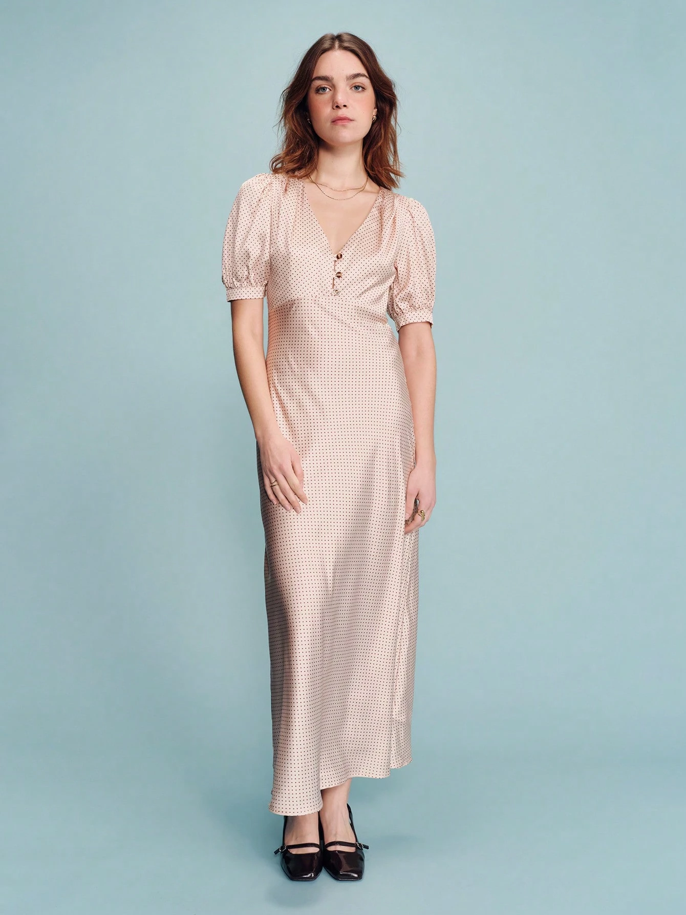 Vestido Longo Vintage de Estilo Francês e Parisiense com Decote em V, Mangas Bufantes e Bolinhas Bege e Marrom, Estilo Primavera Verão