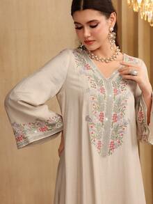 Al Najma 杏色优雅V领亮片刺绣喇叭袖衬衫 - 杏色 - 查看 4