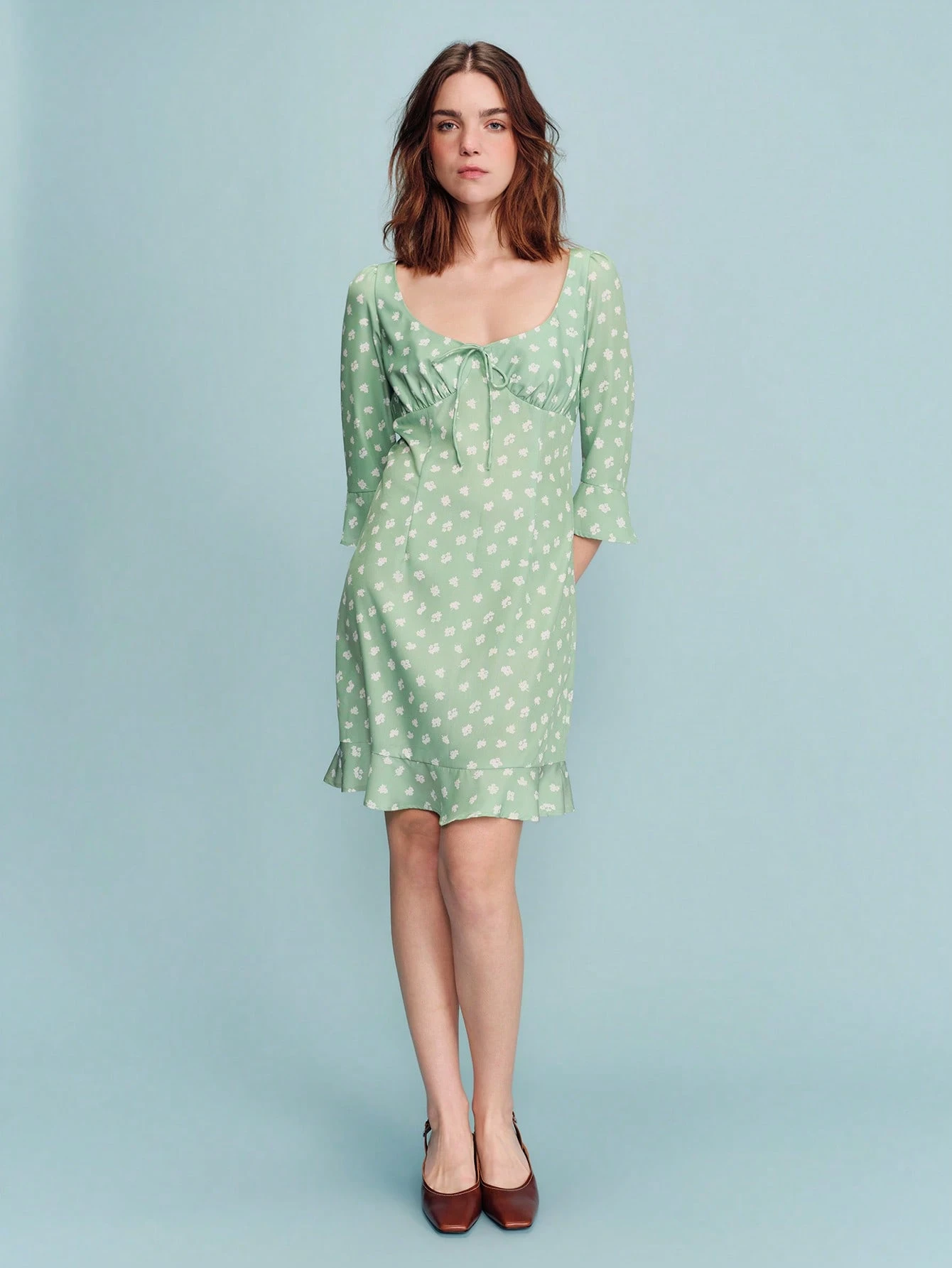 Abito mini con stampa floreale verde salvia, scollo a cuore e dettagli arricciati, stile carino, stile francese, stile parigino