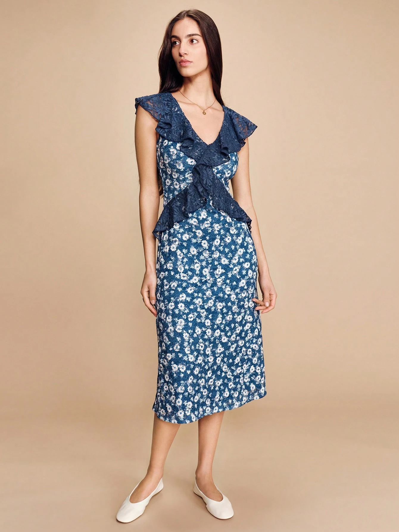 Granatowa sukienka midi z koronką i kwiatowym nadrukiem, z falbaniastym dekoltem kopertowym, szykowny styl francuski, paryski styl