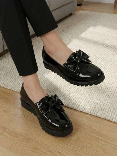 Zapato tipo mocasín con elegante moño decorativo de moda para mujer en acabado de charol. Estos mocasines son la opción perfecta para lucir sofisticada y cómoda tanto en el trabajo como en cualquier ocasión casual. Su acabado brillante y detalles únicos hacen de este modelo un imprescindible para quienes aman el estilo y la funcionalidad.