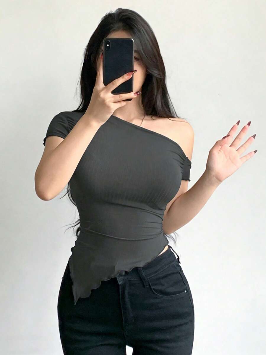 DAZY Camiseta ajustada con hombros oblicuos y bajo asimétrico de unicolor, cómoda para el verano - Gris - Ver 1