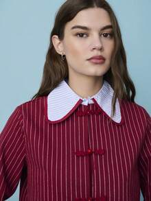Nöista 酒红色条纹长袖修身上衣，搭配浅蓝色撞色领口和中式打结纽扣，兼具复古优雅与现代女性魅力。短款廓形，版型挺括，是情人节装扮、浪漫约会造型以及春季叠穿高腰裤或半裙的理想之选。 - 紅色 - 查看 5
