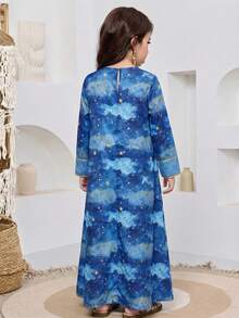 SHEIN DRMZ 女童火烈鸟印花长袖连衣裙，度假风；秋季女童粉色花卉阿拉伯长袍，优雅花卉领，休闲简约传统长袖阿拉伯连衣裙，适合春夏穿着；优雅端庄的长袖连衣裙，祈祷长袍，舒适休闲，度假风；端庄的卡夫坦长袍；儿童阿拉伯长袍；女童巴基斯坦传统长袍 - 藍色 - 查看 4