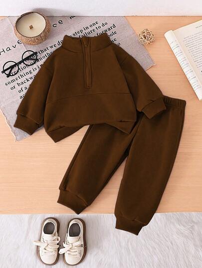 SHEIN Playful Pals 男婴纯色拉链卫衣搭配抽绳腰裤套装，舒适百搭，适合男婴春秋穿着。这套服装经久耐穿，适合男婴日常生活中的各种场合，让男婴在春秋两季既时尚又舒适。