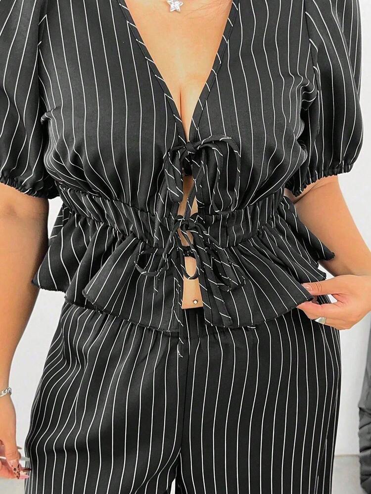 Set de 2 piezas Talla grande Blusa corta casual de escote en V de manga corta con lazo delantero y rayas y Pantalones rectos y relajados a juego - Negro - Añade 7