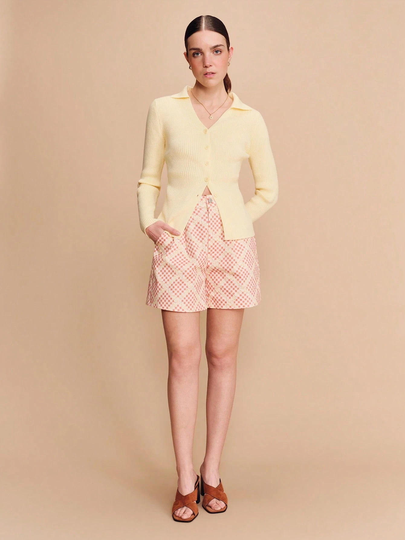 Shorts a quadretti bianchi e neri con stampa floreale albicocca, stile vintage primaverile ed estivo, stile francese parigino, adatti per l'ufficio e le vacanze