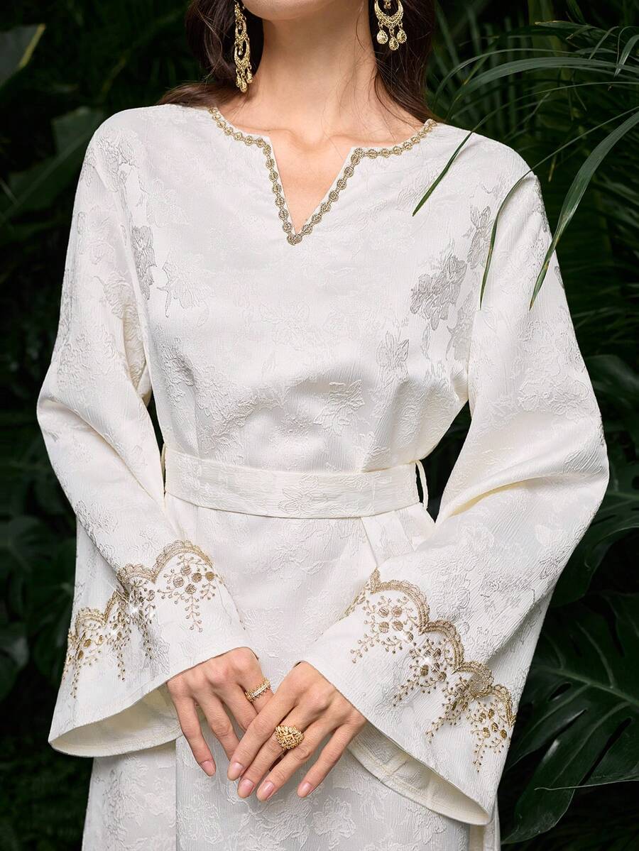 Al Najma 纹理面料 V 领优雅缎带装饰宽松假日连衣裙 - 杏色 - 查看 1