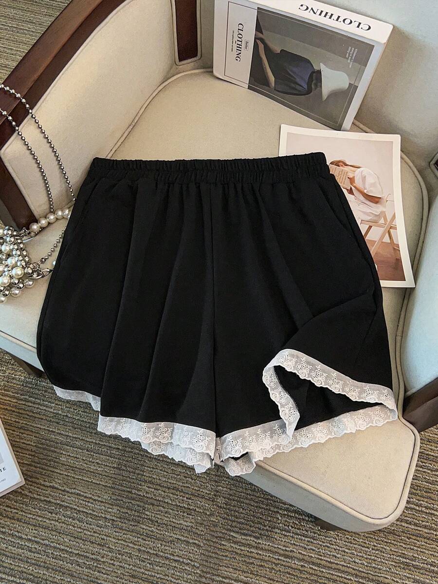 GlowEve CURVE Short casual d'été grande taille avec bordure en dentelle de couleur contrastée - Noir - Voir 1
