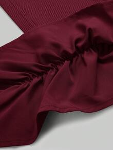 Aveloria Revavyn Áo croptop lệch vai xếp ly nhún bèo, kiểu dáng dễ thương và hài hước. - Đỏ - Xem 3