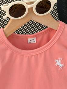 SHEIN 2件組女嬰夏季休閒度假套裝 短袖T恤 刺繡裝飾 杏色條紋長褲 黑白格紋街頭風 - 粉色 - 查看 8