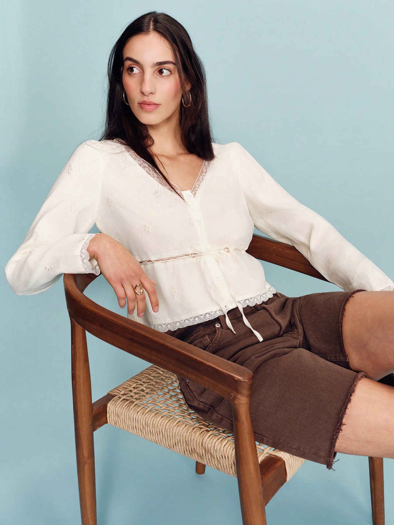 エクリュー刺繍ロマンチックな長袖ブラウス、ウエストにレーストリミング、可愛らしい春夏スタイル、フレンチスタイル、パリジャンスタイル