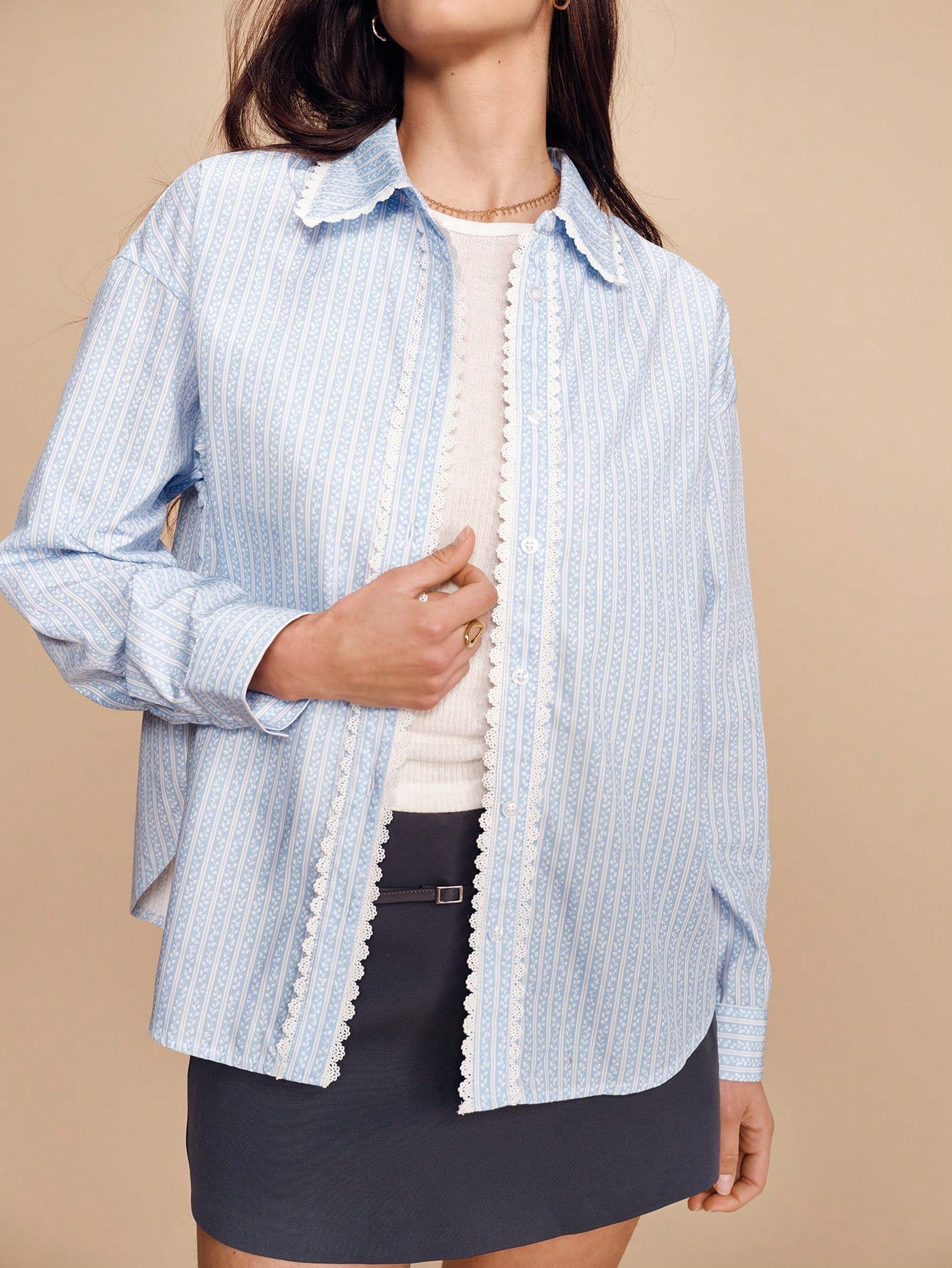 ライトブルーの花柄ストライプ長袖ボタンアップシャツ、レース使いディテール、春夏スタイル フレンチスタイル パリジャンスタイル