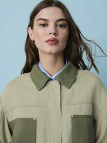 Nöista 这款双色夹克采用经典领型、长袖设计，肘部和袖口饰有撞色贴片，正面贴袋配有金属铆钉。是春夏穿搭和休闲叠穿的亮点单品。 - 軍綠色 - 查看 5