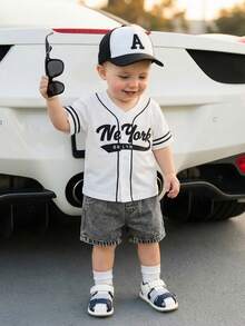 SHEIN 男婴时尚休闲白色棒球夹克短袖上衣搭配浅蓝色牛仔裤套装，白色短袖棒球卫衣饰有蓝色花卉图案和藏蓝色Logo，柔软舒适，可爱休闲，适合户外运动，春夏外出、户外玩耍、度假和日常穿着。 - 黑色 - 查看 1