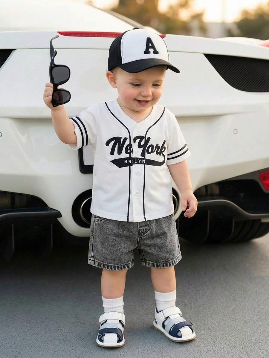 SHEIN 男婴时尚休闲白色棒球夹克短袖上衣搭配浅蓝色牛仔裤套装，白色短袖棒球卫衣饰有蓝色花卉图案和藏蓝色Logo，柔软舒适，可爱休闲，适合户外运动，春夏外出、户外玩耍、度假和日常穿着。 - 黑色 - 查看 1