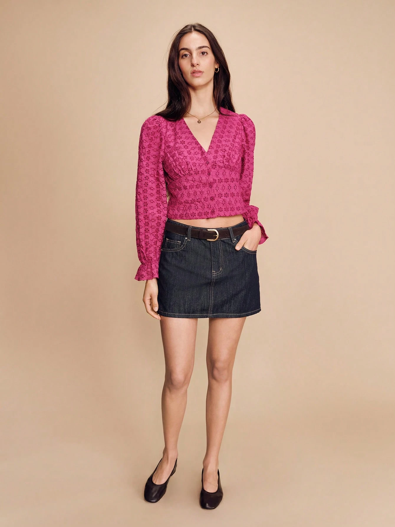 Bluzka z długim rękawem i haftowanym dekoltem w serek w kolorze fuksji z bufiastymi rękawami w romantycznym stylu wiosenno-letnim w stylu francuskim w stylu paryskim