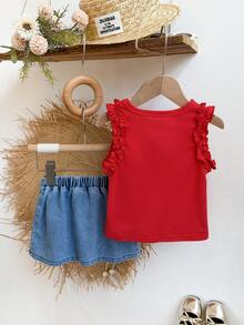 SHEIN 两件套女童夏季时尚街头甜美红色圆领背心，胸前饰有黑色蝴蝶结刺绣，搭配蓝色半身裙，裙摆饰有红色蝴蝶结刺绣。适合上学、街头、拍照、日常穿着。 - 紅色 - 查看 2