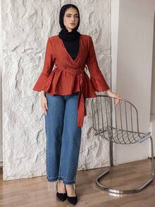 DAZY 女式纹理面料腰带V领优雅喇叭袖衬衫夏季，荷叶边 - 酒紅色 - 查看 3