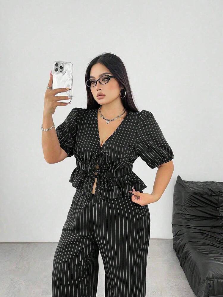 Set de 2 piezas Talla grande Blusa corta casual de escote en V de manga corta con lazo delantero y rayas y Pantalones rectos y relajados a juego - Negro - Añade 6