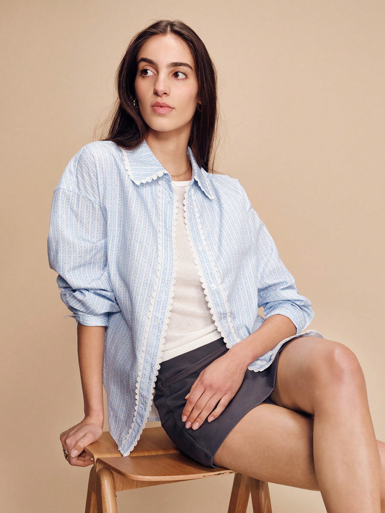 ライトブルーの花柄ストライプ長袖ボタンアップシャツ、レース使いディテール、春夏スタイル フレンチスタイル パリジャンスタイル