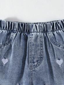 Genkimix Kids Jeans de estilo lindo para niñas, primavera/otoño y otoño/invierno, color azul claro de mezclilla, diseño de bordado de corazón blanco, pierna recta holgada, tela suave y cómoda, adecuado para la escuela, el transporte y el uso diario - Lavado ligero - Ver 7