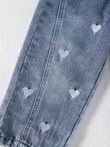 Genkimix Kids Jeans de estilo lindo para niñas, primavera/otoño y otoño/invierno, color azul claro de mezclilla, diseño de bordado de corazón blanco, pierna recta holgada, tela suave y cómoda, adecuado para la escuela, el transporte y el uso diario - Lavado ligero - Ver 6