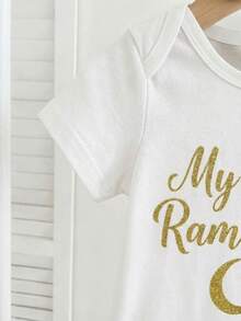 SHEIN 新生儿宝宝我的第一个斋月字母和月亮图案圆领短袖柔软舒适针织白色连体衣，适合春夏穿着，百搭实用 - 白色 - 查看 3