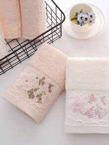 Toalha de banho bordada de 70 cm x 140 cm, design bordado, romântico e fashion, estilo casal, macia e amigável à pele, adequada para uso familiar, uso diário, banheiro, academia, hotel, presente de necessidades diárias para o Dia dos Namorados e Dia das Mães - Multicolorido - Visão 8