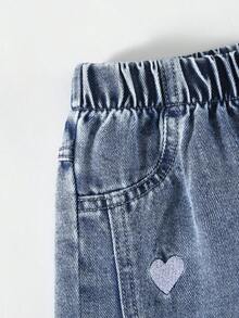 Genkimix Kids Jeans de estilo lindo para niñas, primavera/otoño y otoño/invierno, color azul claro de mezclilla, diseño de bordado de corazón blanco, pierna recta holgada, tela suave y cómoda, adecuado para la escuela, el transporte y el uso diario - Lavado ligero - Ver 9
