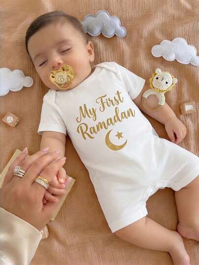 SHEIN Newborn Baby My First Letter & Moon Graphic Round Neck Short Sleeve Soft Comfortable Knit White Short Sleeve Romper, Suitable For Spring/Summer, All-Match & Versatile Newborn Unisex Clothes Gender Neutral Baby Clothes Unisex Newborn Fall Romper Baby Short Sleeve Romper