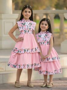 Tween Mädchen Urlaubs-Kleid mit Blumenmuster, Stehkragen, Schleifendekor und Rüschensaum - Pink - Übersicht 1
