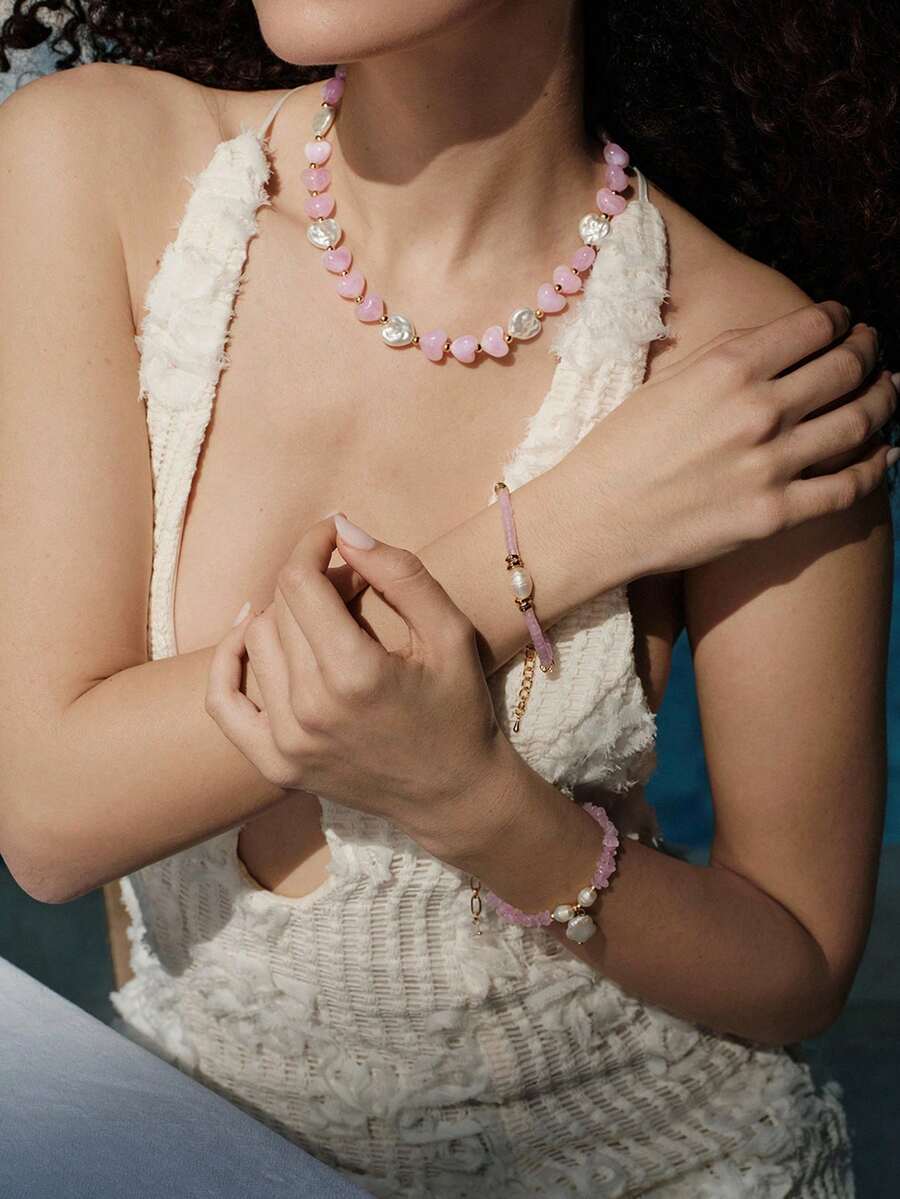 Opalesca Bộ dây chuyền và vòng tay mạ vàng 18K hình trái tim màu hồng đính ngọc trai, Trang phục, Phong cách cổ điển, Phụ kiện cưới/cô dâu, Phong cách thần tiên/cổ tích, Ngọc trai, Kim loại/Chất liệu, Mùa thu/Đông, Thanh lịch, Dành cho mẹ/phụ nữ/bé gái/người mẹ, Cao cấp, Cổ điển, Nhiều lớp, Pha lê, Vàng, Đính hạt, Ngày lễ tình nhân, Quà tặng - Hồng - Xem 1