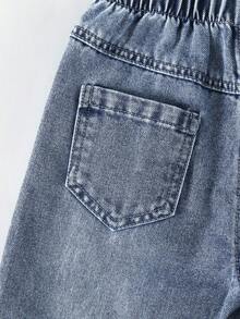 Genkimix Kids Jeans de estilo lindo para niñas, primavera/otoño y otoño/invierno, color azul claro de mezclilla, diseño de bordado de corazón blanco, pierna recta holgada, tela suave y cómoda, adecuado para la escuela, el transporte y el uso diario - Lavado ligero - Ver 10
