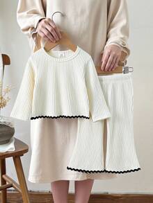 SHEIN Vintaside Kids 女婴简约黑色纯色修身圆领长袖上衣搭配喇叭裤套装，适合外出、约会、通勤、购物、休闲、运动、健身、派对等场合。 - 杏色 - 查看 1