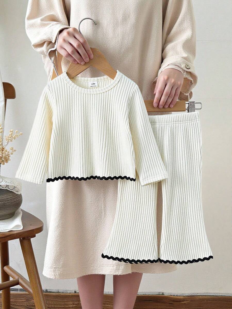 SHEIN Vintaside Kids 女婴简约黑色纯色修身圆领长袖上衣搭配喇叭裤套装,适合外出、约会、通勤、购物、休闲、运动、健身、派对等场合。 - 杏色 - 查看 1