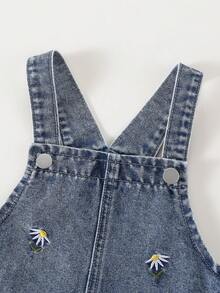 SHEIN Playful Pals 女婴休闲牛仔背带裙，中蓝色牛仔布，饰以白色雏菊刺绣，对称口袋，面料柔软舒适，时尚百搭，适合日常穿着，春夏秋冬皆宜。 - 中等水洗藍 - 查看 6