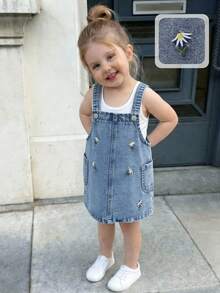 SHEIN Playful Pals 女婴休闲牛仔背带裙，中蓝色牛仔布，饰以白色雏菊刺绣，对称口袋，面料柔软舒适，时尚百搭，适合日常穿着，春夏秋冬皆宜。 - 中等水洗藍 - 查看 1