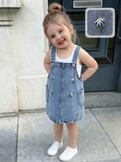 SHEIN Playful Pals Baby Girls Casual Denim Pinafore Dress, Mid-Blue Denim Color With White Daisy Embroidery, Symmetrical Pockets, Soft & Comfortable Fabric, Fashionable For Everyday Wear, Spring/Summer/Autumn/Winter