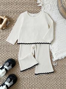 SHEIN Vintaside Kids 女婴简约黑色纯色修身圆领长袖上衣搭配喇叭裤套装，适合外出、约会、通勤、购物、休闲、运动、健身、派对等场合。 - 杏色 - 查看 3