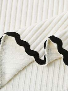 SHEIN Vintaside Kids 女婴简约黑色纯色修身圆领长袖上衣搭配喇叭裤套装，适合外出、约会、通勤、购物、休闲、运动、健身、派对等场合。 - 杏色 - 查看 5