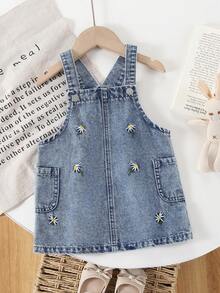 SHEIN Playful Pals 女婴休闲牛仔背带裙，中蓝色牛仔布，饰以白色雏菊刺绣，对称口袋，面料柔软舒适，时尚百搭，适合日常穿着，春夏秋冬皆宜。 - 中等水洗藍 - 查看 3