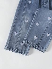 Genkimix Kids Jeans de estilo lindo para niñas, primavera/otoño y otoño/invierno, color azul claro de mezclilla, diseño de bordado de corazón blanco, pierna recta holgada, tela suave y cómoda, adecuado para la escuela, el transporte y el uso diario - Lavado ligero - Ver 11
