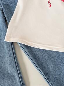 SHEIN Genkimix Kids Bộ đồ mùa hè mới cho bé gái, kiểu dáng đơn giản, cổ áo phối màu, in nơ kiểu Anh, áo thun và quần dài ống đứng cạp chun, nơ bên hông, chất liệu denim. - Đỏ - Xem 3