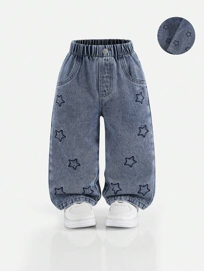 女童可爱牛仔裤，春夏秋冬皆宜，中蓝色牛仔布，蓝色星星刺绣设计，宽松直筒裤型，面料柔软舒适，适合上学、通勤和日常穿着。