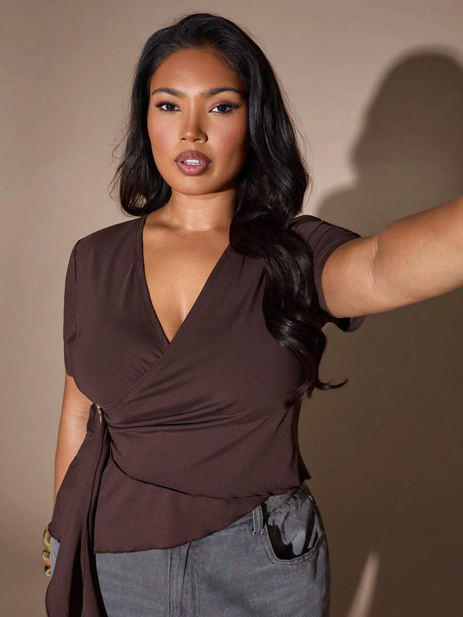 SHEIN BAE 大码女式短袖咖啡棕色金属纽扣装饰V领修身T恤，巧克力棕色上衣，咖啡棕色上衣，优雅V领上衣，性感百搭，外出、情人节的完美之选 - 咖啡棕 - 查看 1